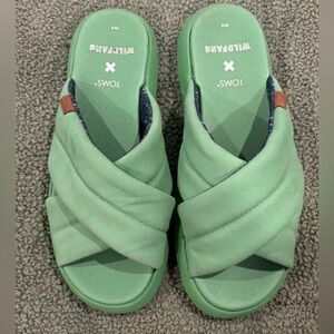 TOMS x Wildfang Slides